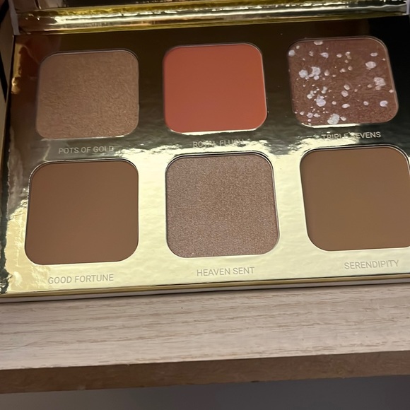 True + Luscious lucky glow palette - Picture 2 of 4